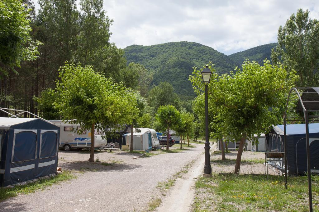 Camping L'Espelt لا بوبلا دي لايليت المظهر الخارجي الصورة