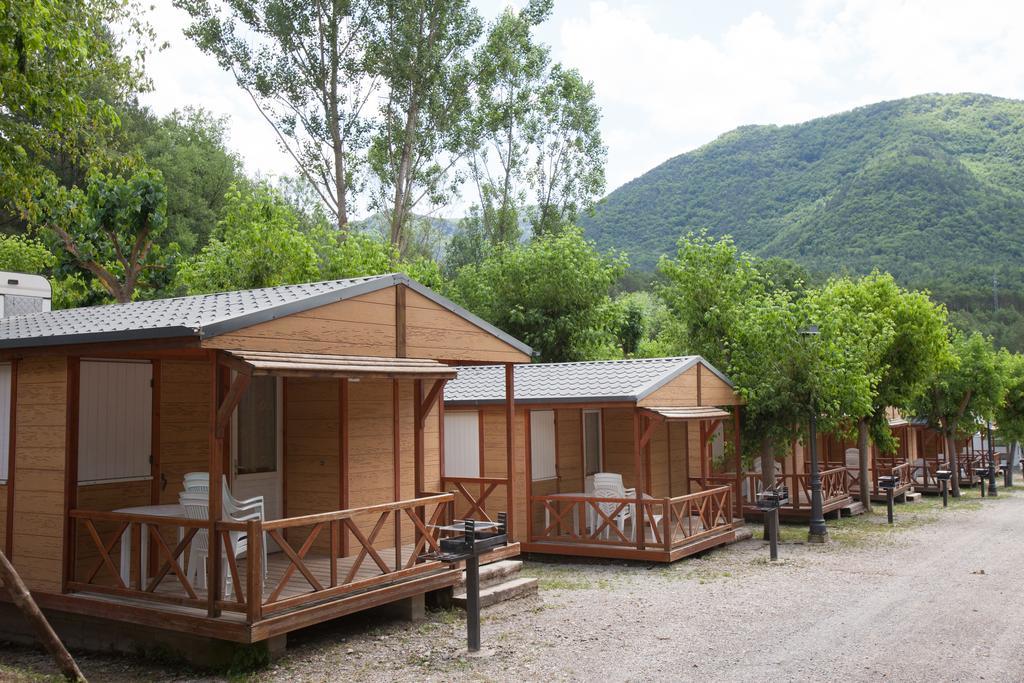 Camping L'Espelt لا بوبلا دي لايليت الغرفة الصورة